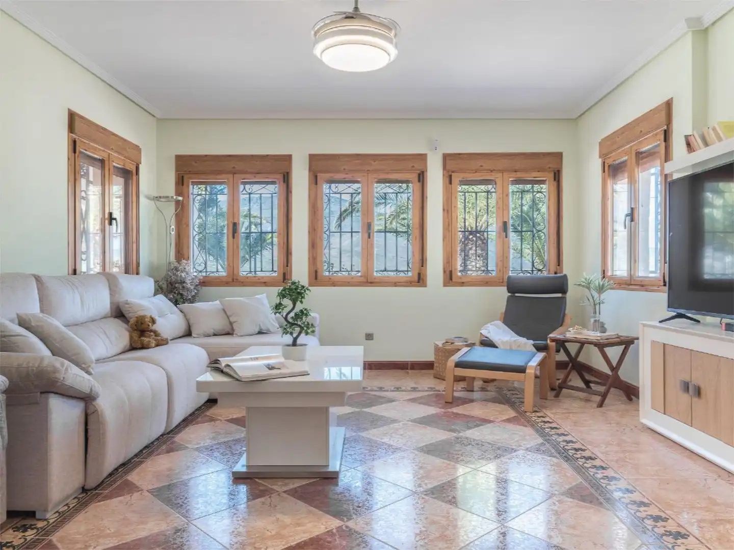 Sala d'estar de Casa o xalet en venda en Las Tres Villas amb Aire condicionat, Calefacció i Jardí privat