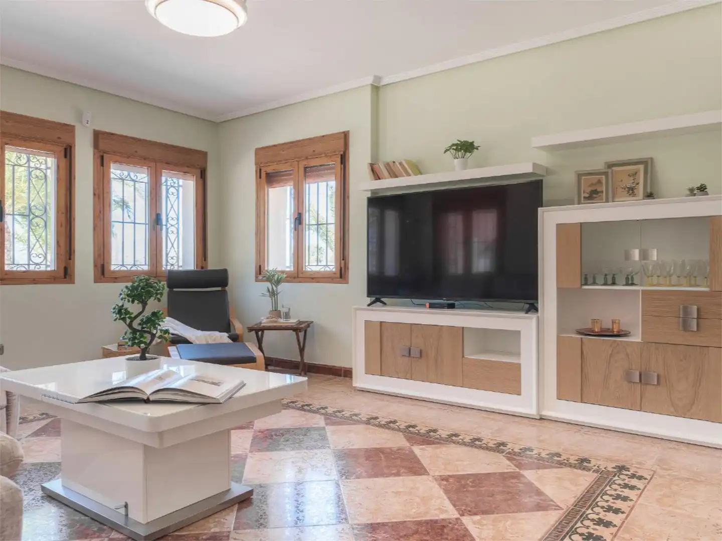 Sala d'estar de Casa o xalet en venda en Las Tres Villas amb Aire condicionat, Calefacció i Jardí privat