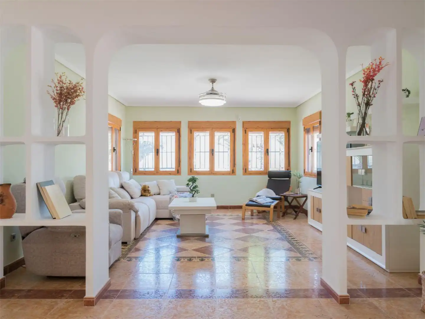 Sala d'estar de Casa o xalet en venda en Las Tres Villas amb Aire condicionat, Calefacció i Jardí privat