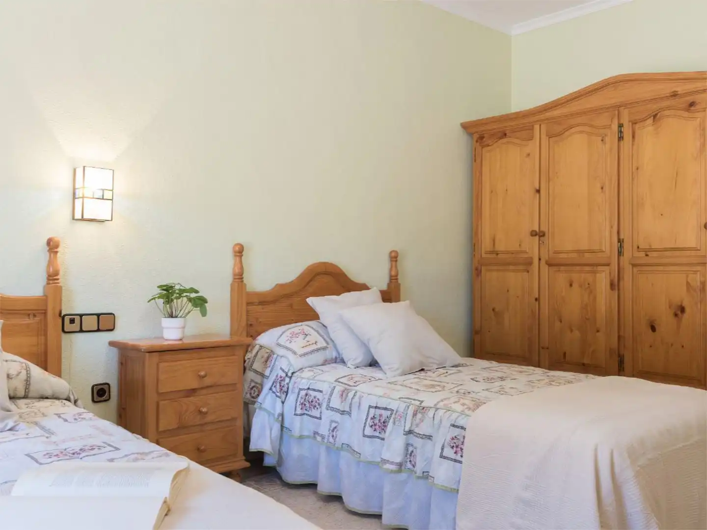 Dormitori de Casa o xalet en venda en Las Tres Villas amb Aire condicionat, Calefacció i Jardí privat