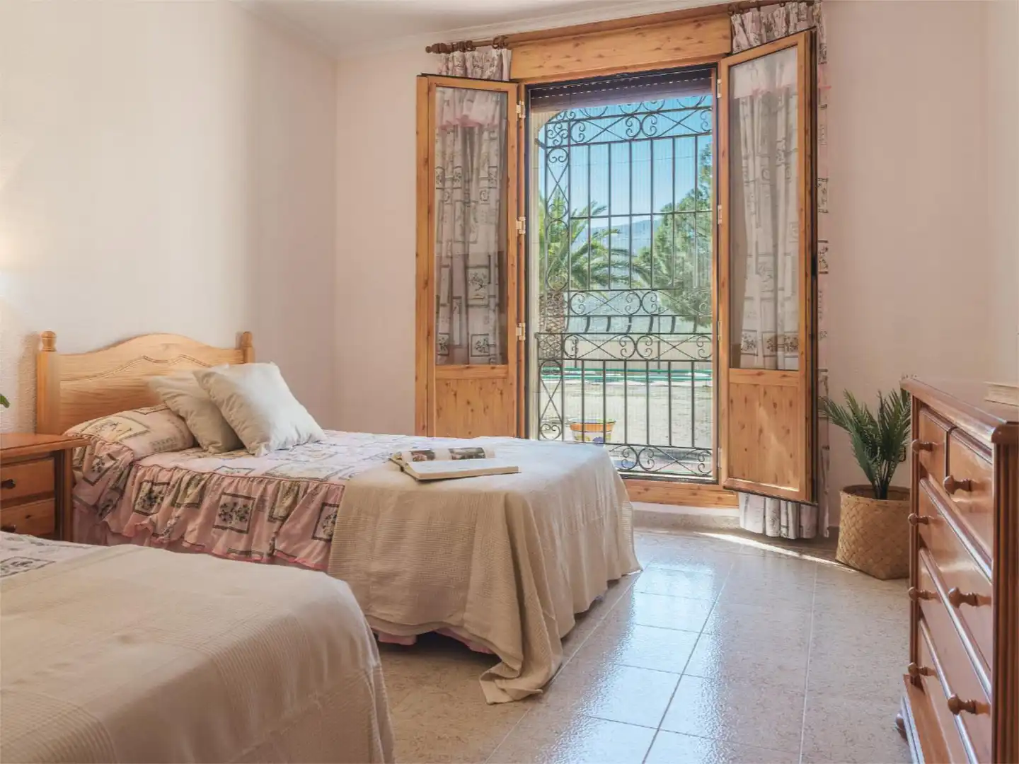 Dormitori de Casa o xalet en venda en Las Tres Villas amb Aire condicionat, Calefacció i Jardí privat