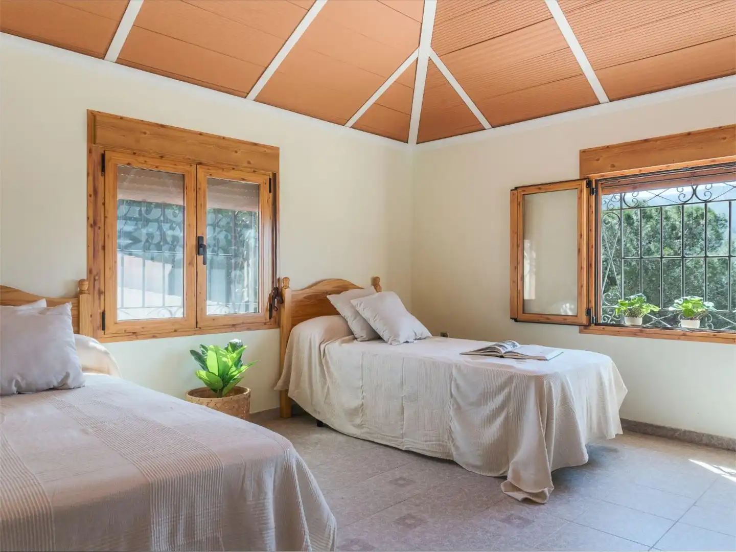 Dormitori de Casa o xalet en venda en Las Tres Villas amb Aire condicionat, Calefacció i Jardí privat