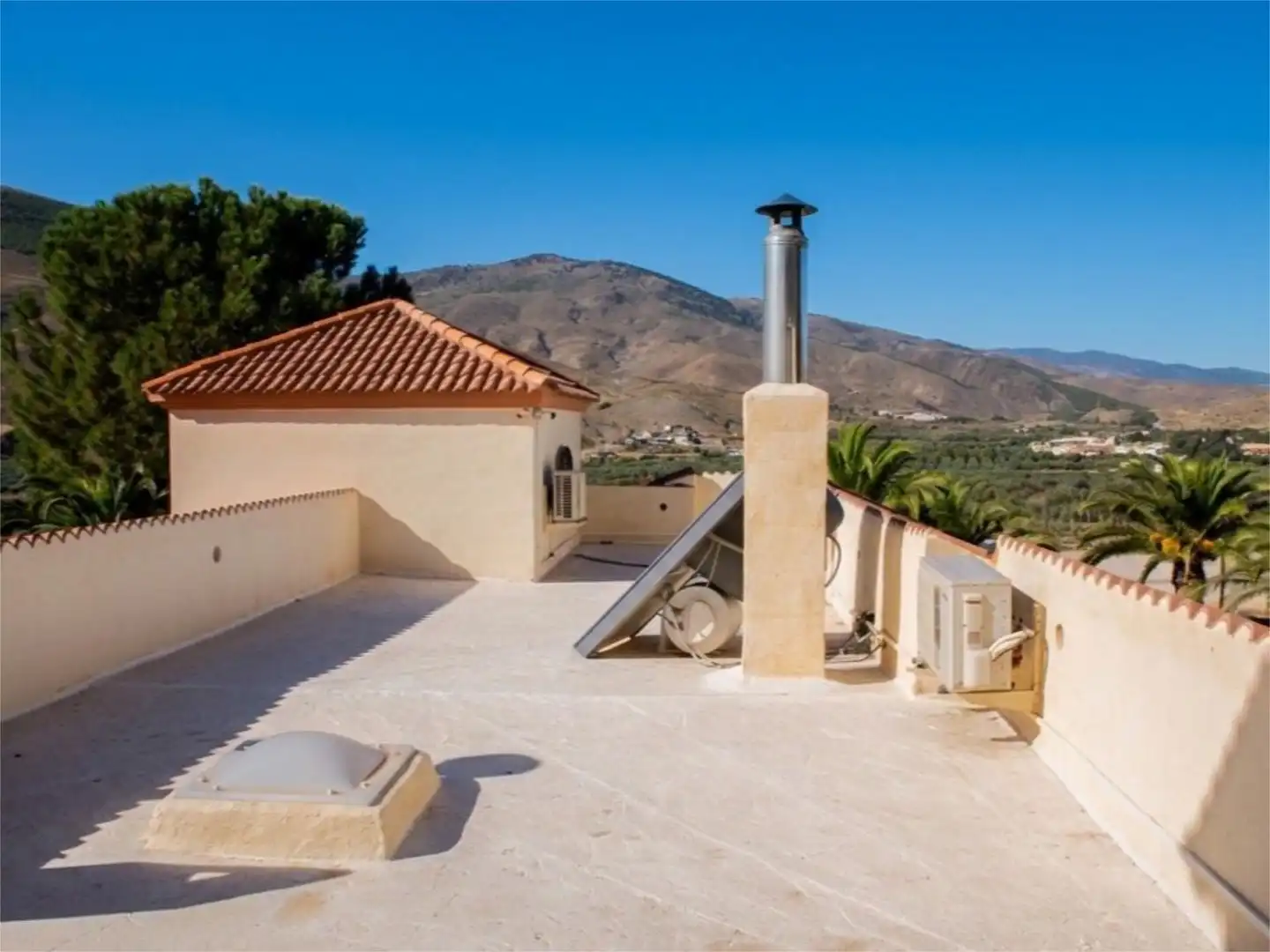 Terrassa de Casa o xalet en venda en Las Tres Villas amb Aire condicionat, Calefacció i Jardí privat