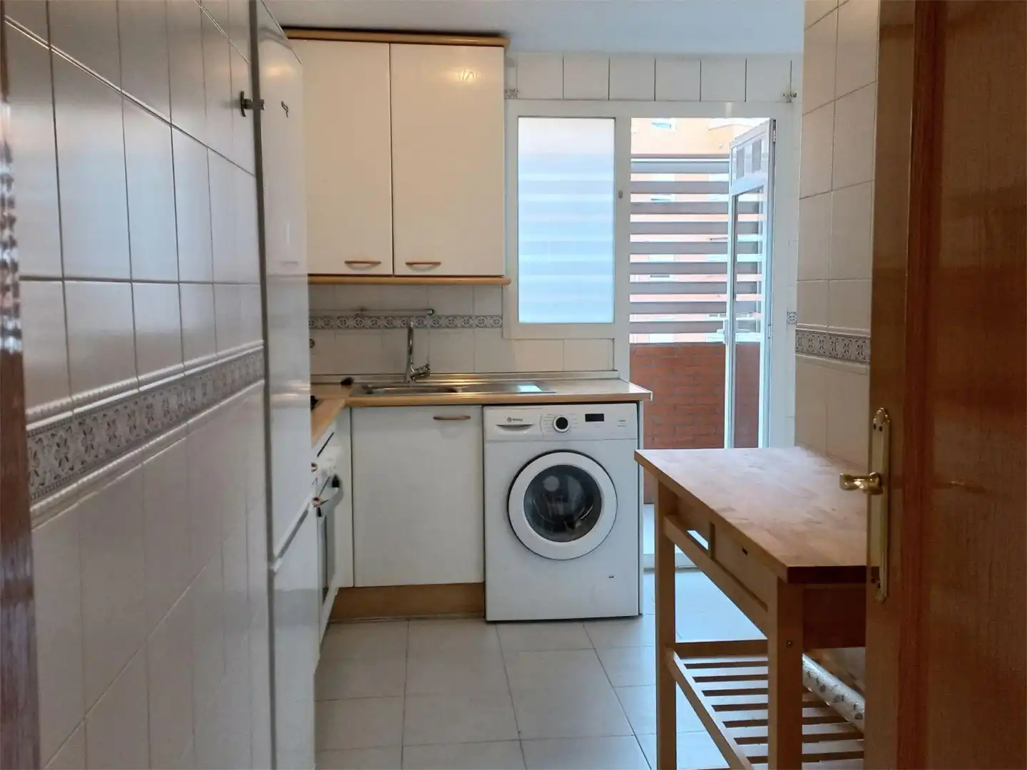 Flat for rent in General, 34, Casco Histórico de Barajas Kitchen of Flat for rent in Madrid with Air Conditioner, Private garden and Parquet flooring