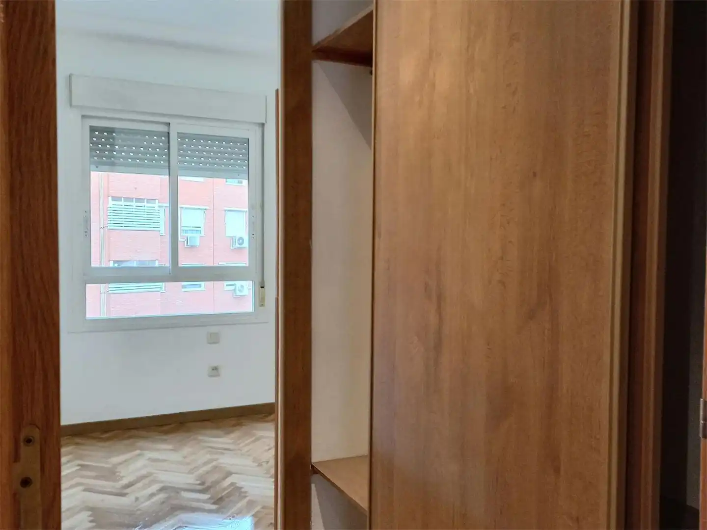 Flat for rent in General, 34, Casco Histórico de Barajas Bedroom of Flat for rent in Madrid with Air Conditioner, Private garden and Parquet flooring