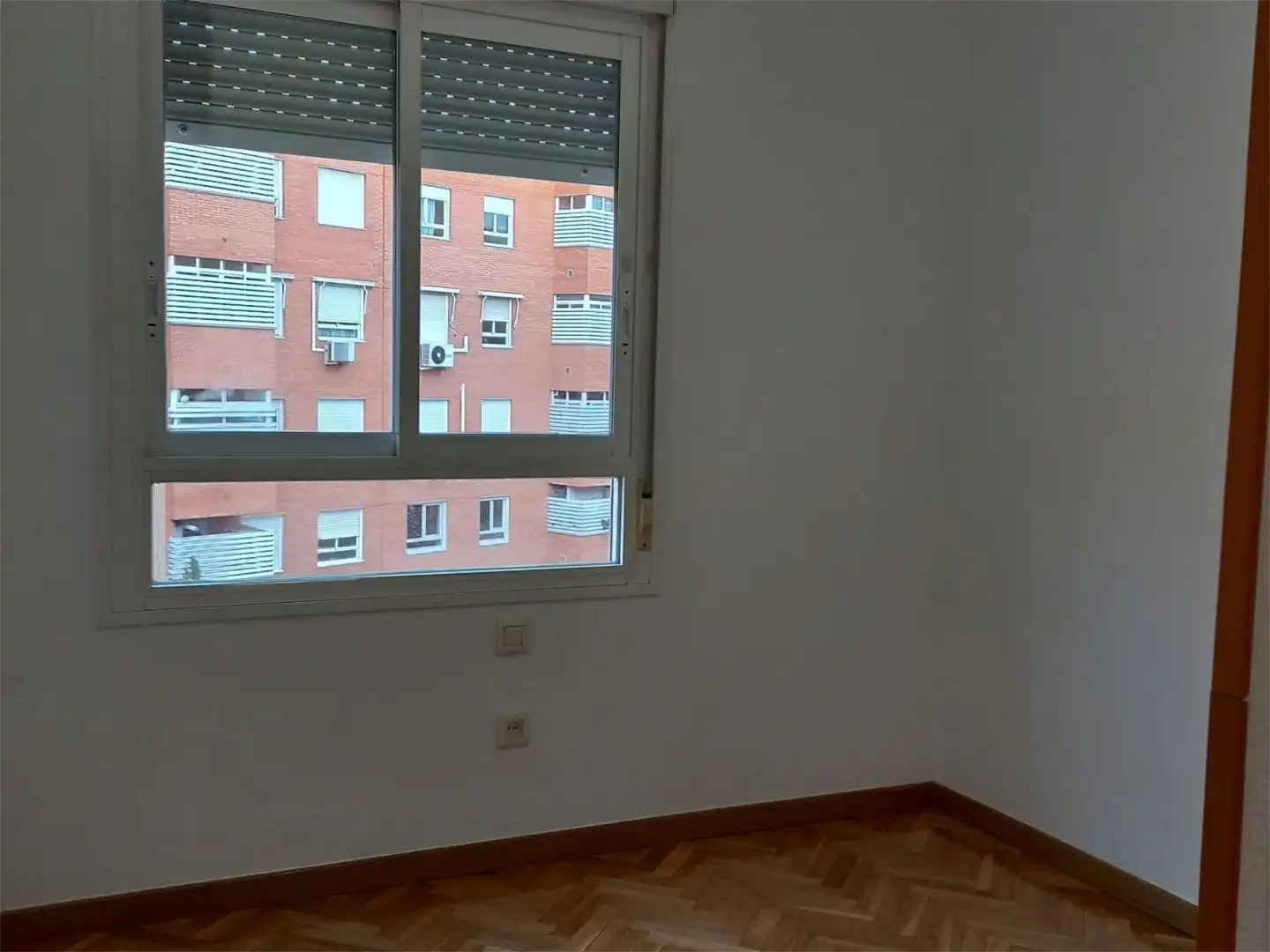 Flat for rent in General, 34, Casco Histórico de Barajas Bedroom of Flat for rent in Madrid with Air Conditioner, Private garden and Parquet flooring