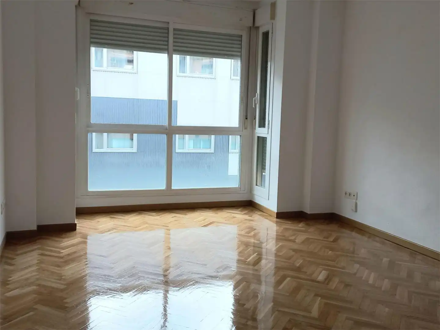 Flat for rent in General, 34, Casco Histórico de Barajas Living room of Flat for rent in Madrid with Air Conditioner, Private garden and Parquet flooring