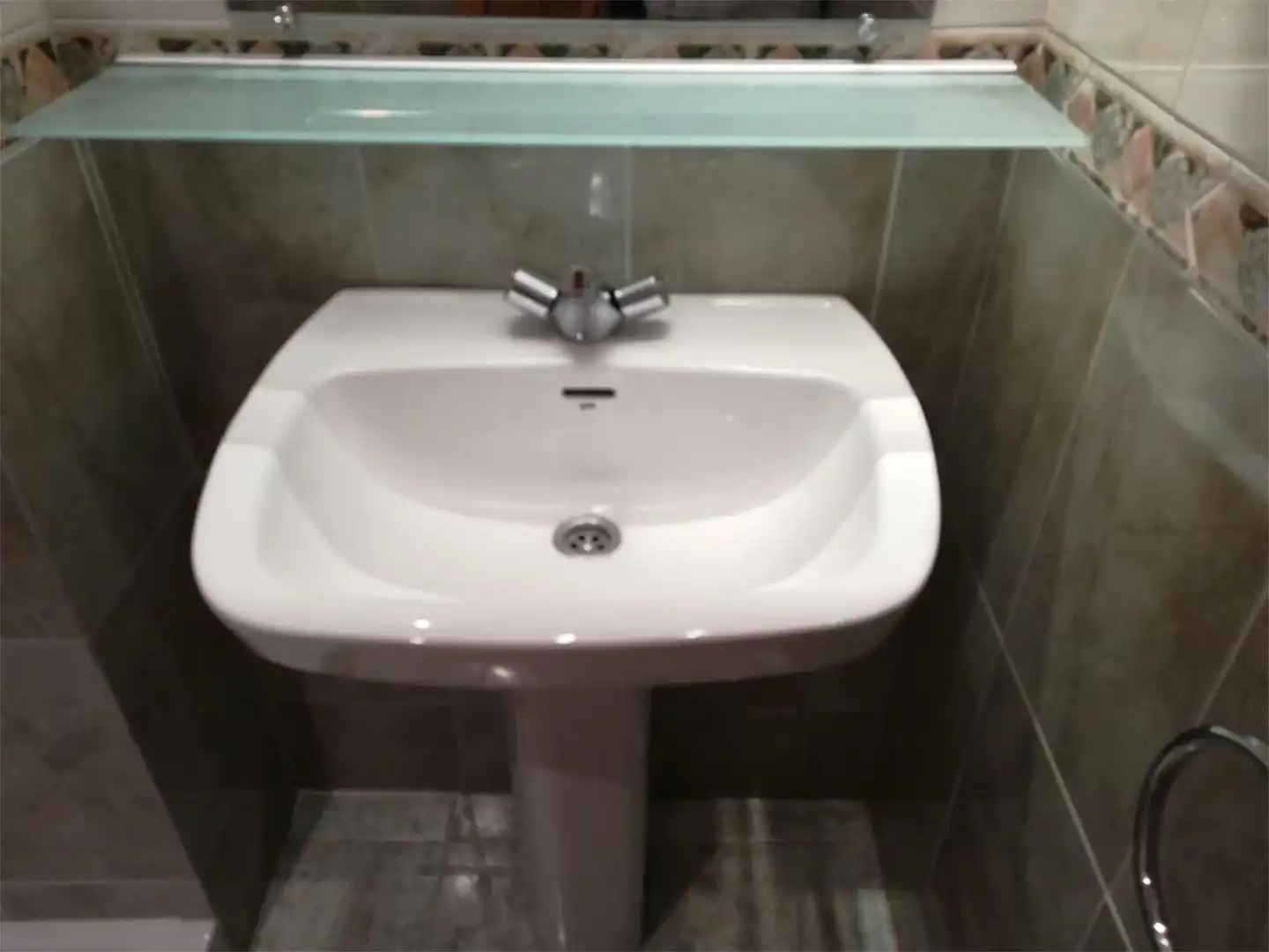 Flat for rent in General, 34, Casco Histórico de Barajas Bathroom of Flat for rent in Madrid with Air Conditioner, Private garden and Parquet flooring