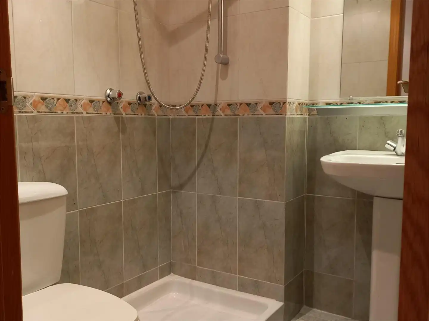 Flat for rent in General, 34, Casco Histórico de Barajas Bathroom of Flat for rent in Madrid with Air Conditioner, Private garden and Parquet flooring