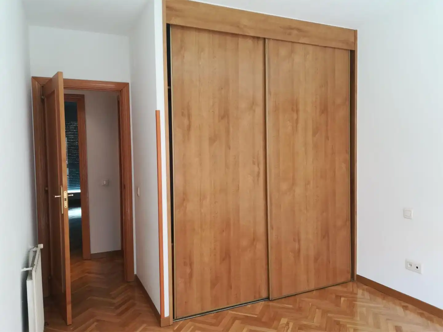 Flat for rent in General, 34, Casco Histórico de Barajas Bedroom of Flat for rent in Madrid with Air Conditioner, Private garden and Parquet flooring
