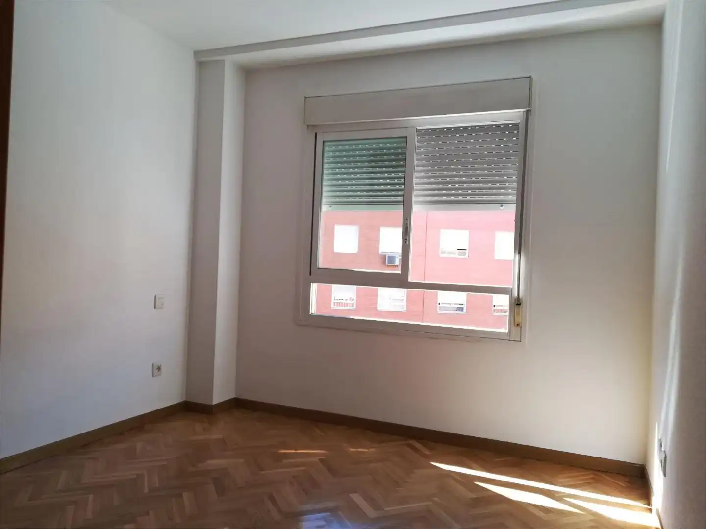 Flat for rent in General, 34, Casco Histórico de Barajas Bedroom of Flat for rent in Madrid with Air Conditioner, Private garden and Parquet flooring
