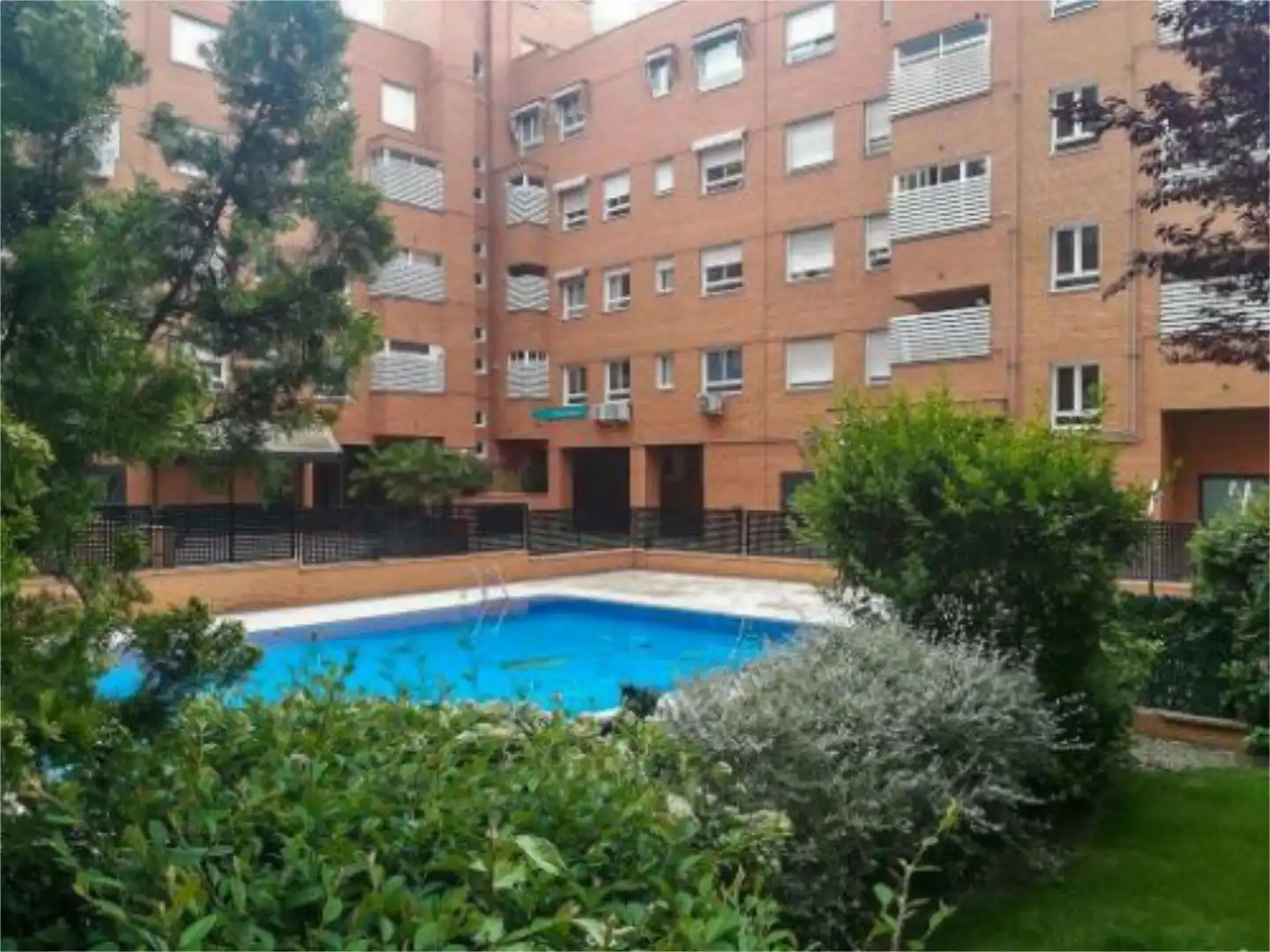 Vista exterior de Piso de alquiler en  Madrid Capital con Aire acondicionado, Jardín privado y Parquet