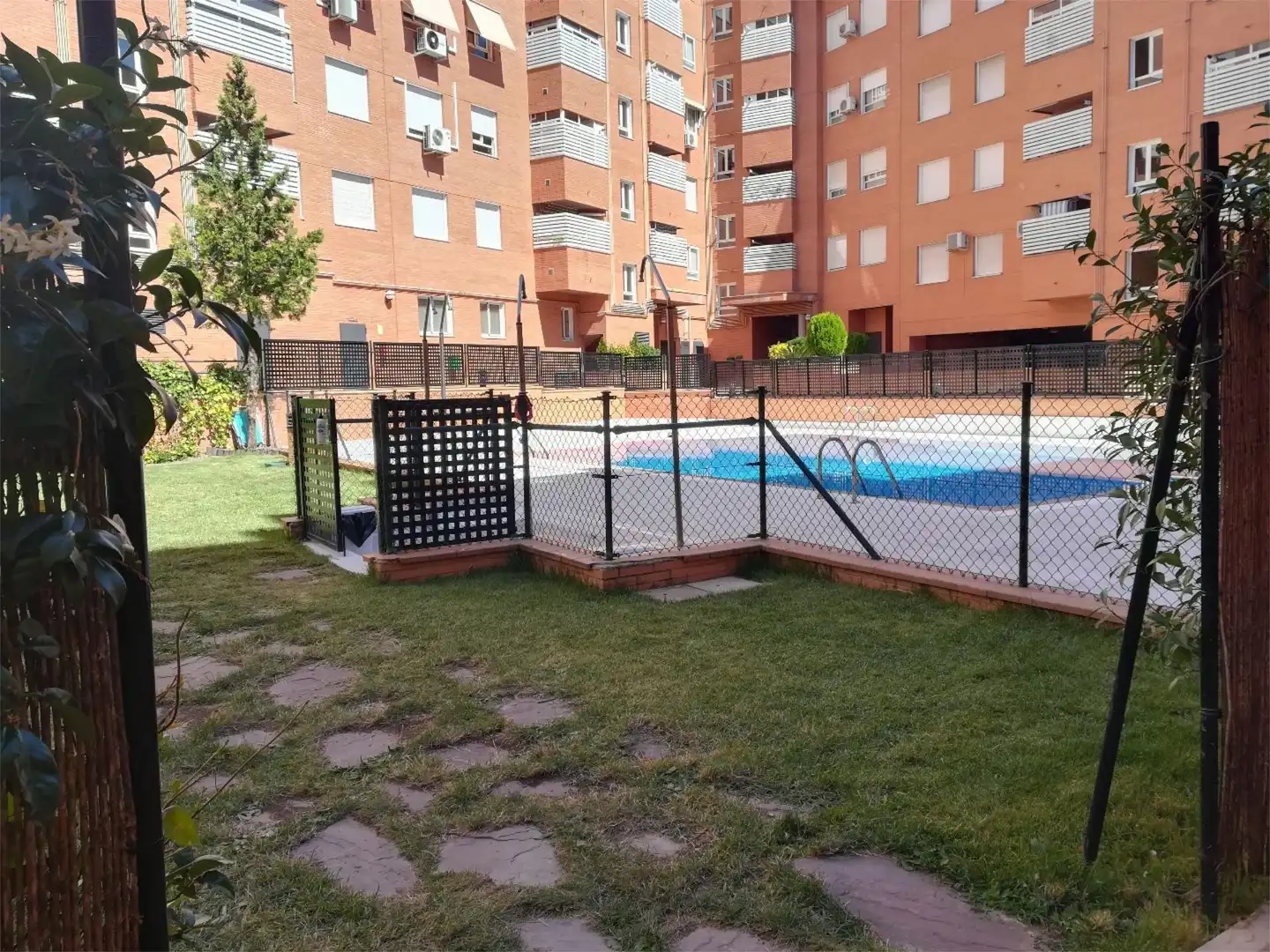 Flat for rent in General, 34, Casco Histórico de Barajas Swimming pool of Flat for rent in Madrid with Air Conditioner, Private garden and Parquet flooring