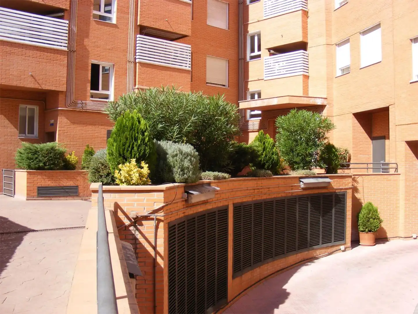 Flat for rent in General, 34, Casco Histórico de Barajas Terrace of Flat for rent in Madrid with Air Conditioner, Private garden and Parquet flooring