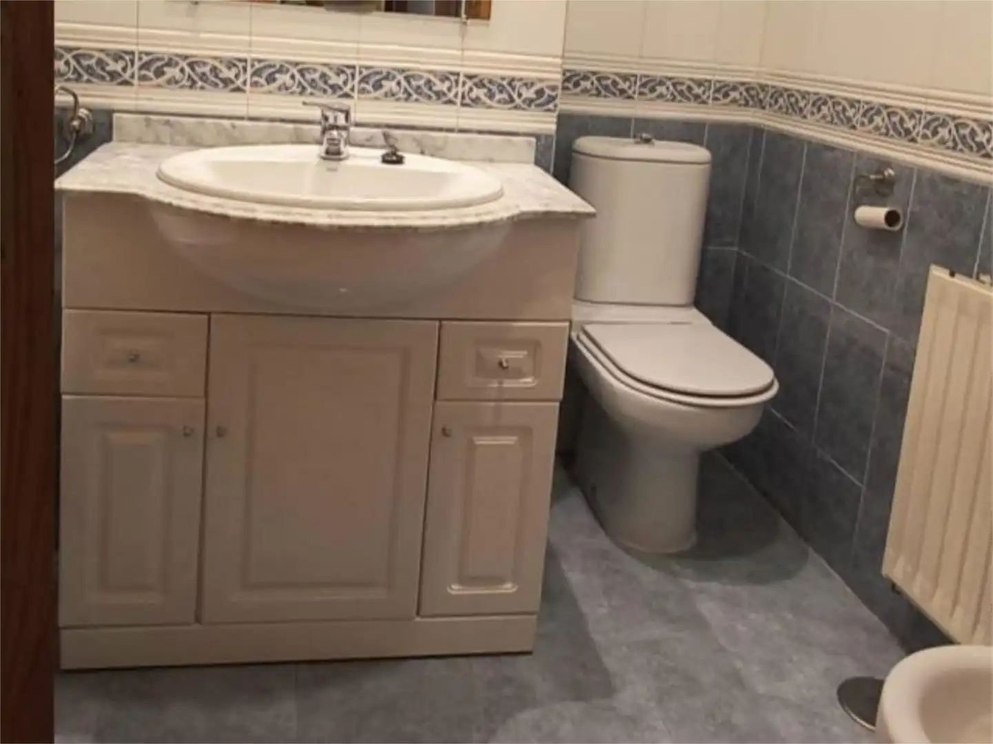 Flat for rent in General, 34, Casco Histórico de Barajas Bathroom of Flat for rent in Madrid with Air Conditioner, Private garden and Parquet flooring