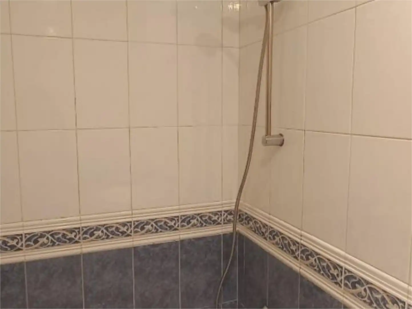 Flat for rent in General, 34, Casco Histórico de Barajas Bathroom of Flat for rent in Madrid with Air Conditioner, Private garden and Parquet flooring