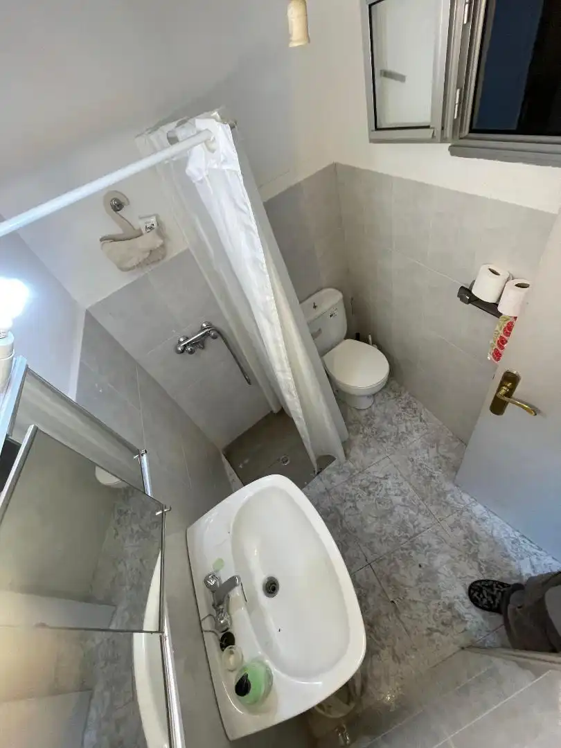 Einfamilien-Reihenhaus zum Verkauf in Lugar, 4, Sober Badezimmer von Einfamilien-Reihenhaus zum Verkauf in Sober mit Heizung, Privatgarten und Terrasse