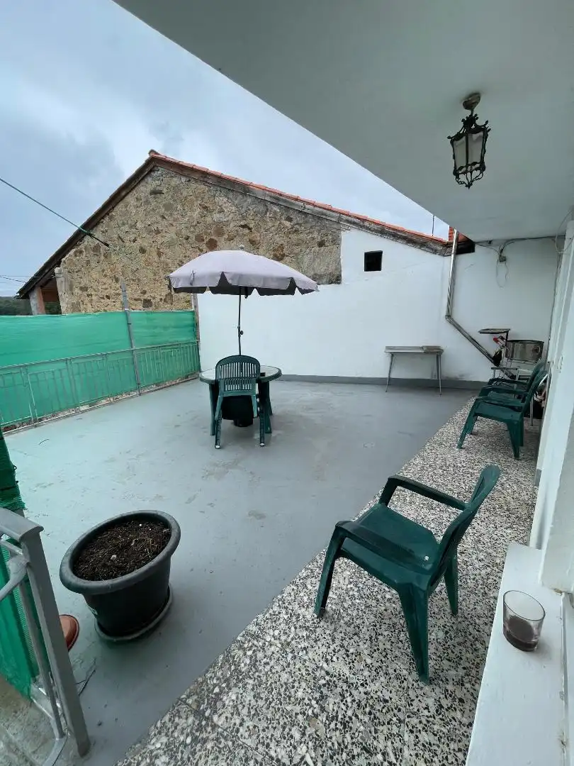 Einfamilien-Reihenhaus zum Verkauf in Lugar, 4, Sober Terrasse von Einfamilien-Reihenhaus zum Verkauf in Sober mit Heizung, Privatgarten und Terrasse