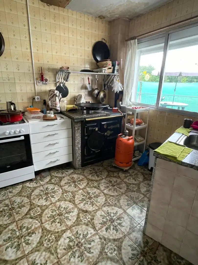 Einfamilien-Reihenhaus zum Verkauf in Lugar, 4, Sober Küche von Einfamilien-Reihenhaus zum Verkauf in Sober mit Heizung, Privatgarten und Terrasse