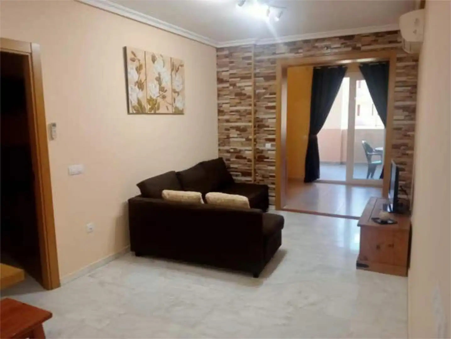 Piso de alquiler en Los Pacos Sala de estar de Piso de alquiler en Fuengirola con Calefacción, Jardín privado y Terraza