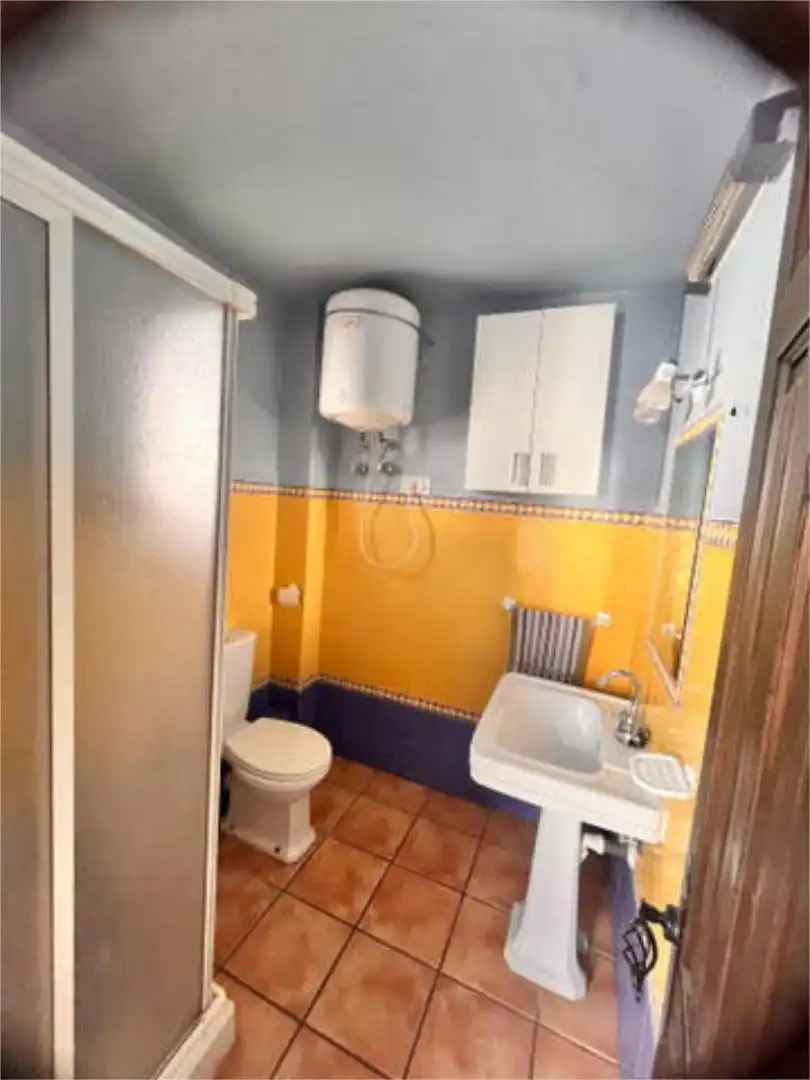Bany de Apartament en venda en Alpujarra de la Sierra amb Calefacció, Jardí privat i Moblat