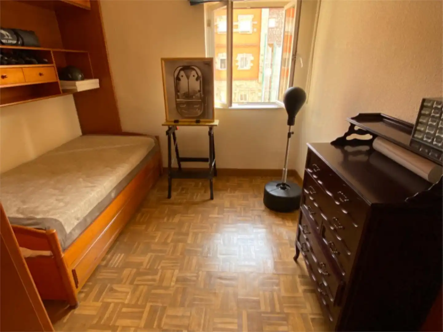 Room in Calle Cuartel de la Montaña, 2, Estación Bedroom of Flat for share in Ávila with Heating, Parquet flooring and Furnished