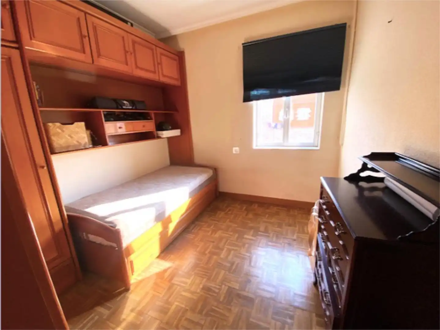Room in Calle Cuartel de la Montaña, 2, Estación Bedroom of Flat for share in Ávila with Heating, Parquet flooring and Furnished