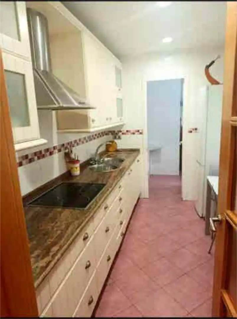 Piso en venta en Tiro de Línea Cocina de Piso en venta en Sevilla con Calefacción, Jardín privado y Terraza