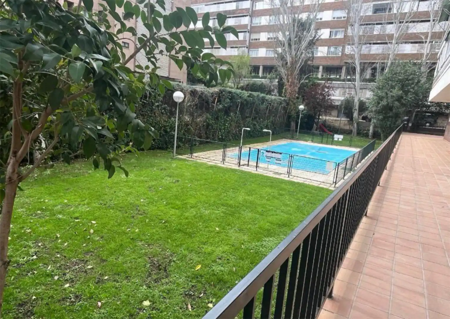 Schwimmbecken von Wohnung zur Miete in  Madrid Capital mit Heizung, Privatgarten und Schwimmbad
