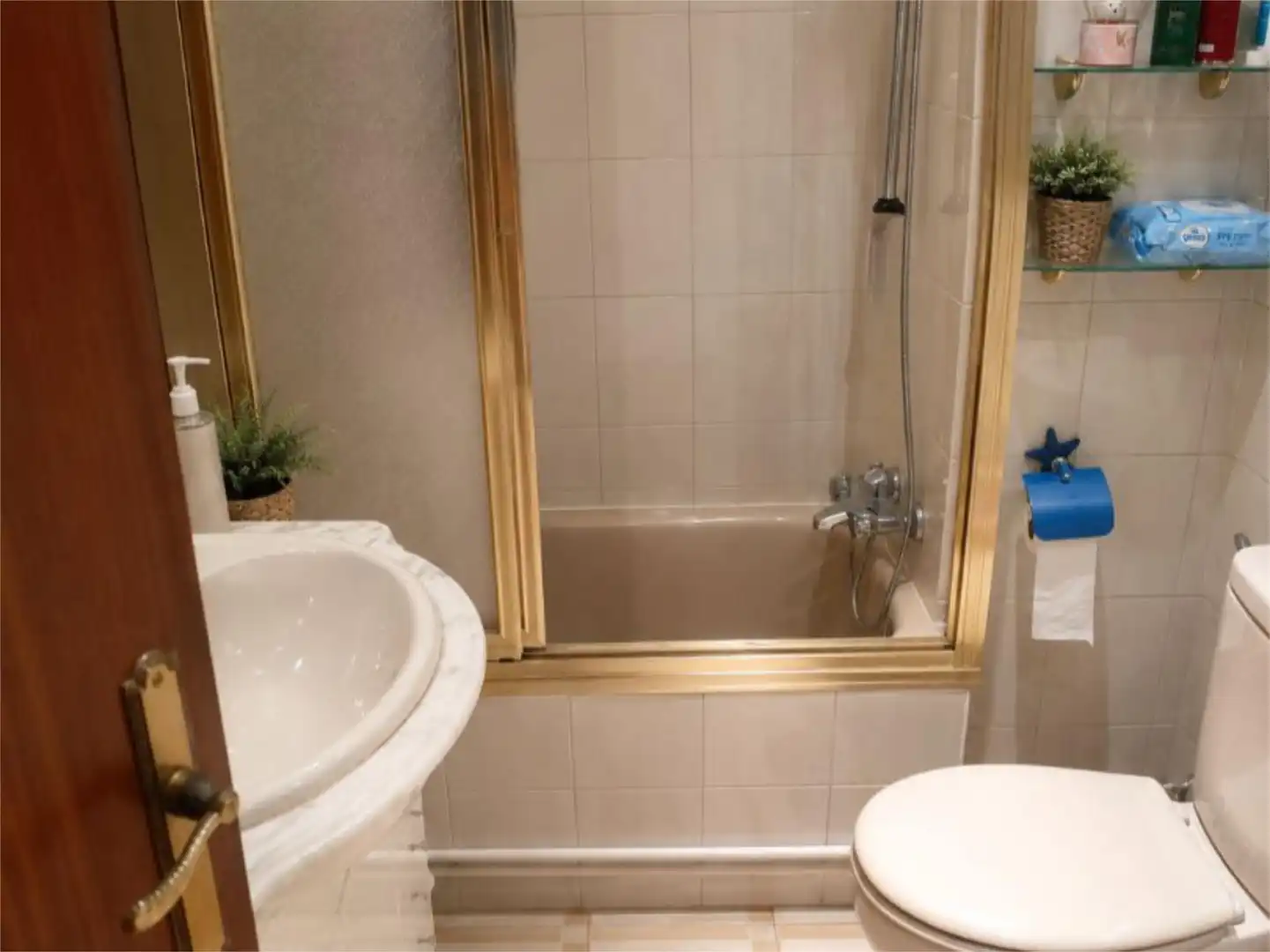 Baño de Piso en venta en Madrid con Calefacción, Terraza y Videoportero