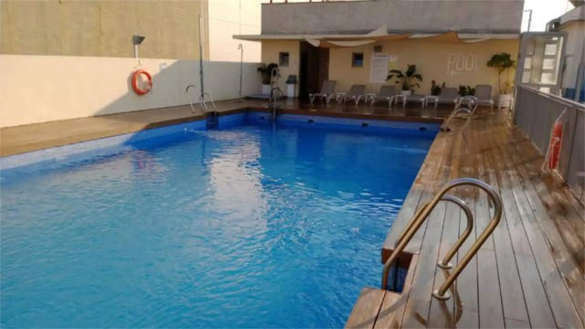 Wohnung zum Verkauf in Avenida Juan Diego Schwimmbecken von Wohnung zum Verkauf in Bormujos mit Heizung, Privatgarten und Schwimmbad