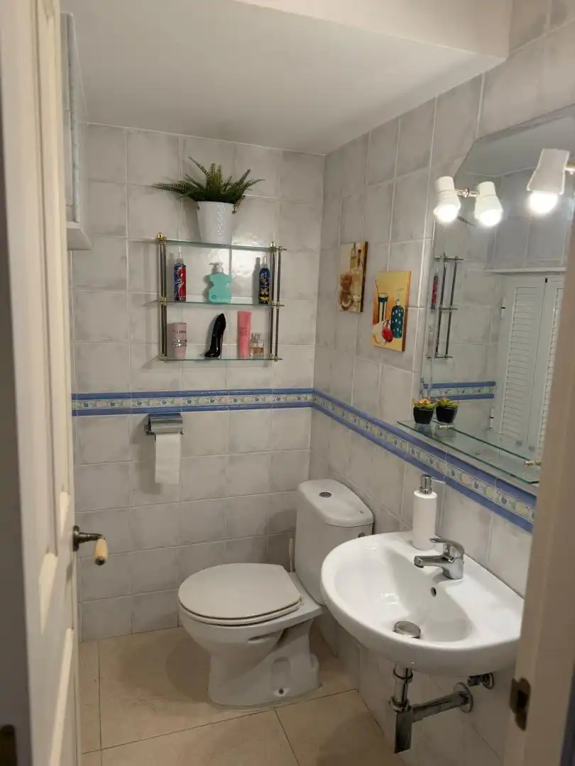 Badezimmer von Einfamilien-Reihenhaus zum Verkauf in San Fernando mit Klimaanlage und Balkon