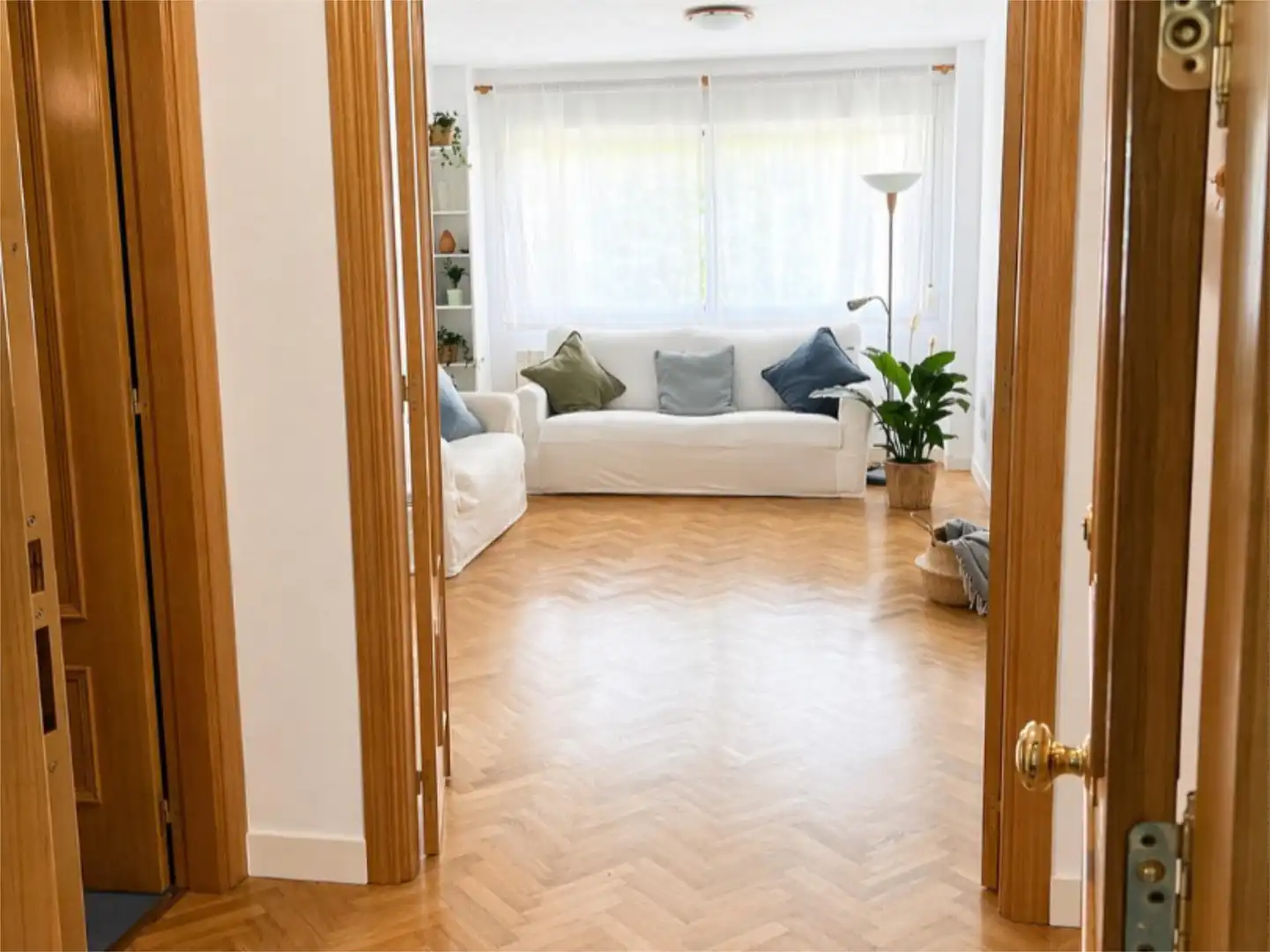 Piso en venta en Calle de Francisco Largo Caballero, 58, Norte Sala de estar de Piso en venta en Alcobendas con Terraza y Piscina