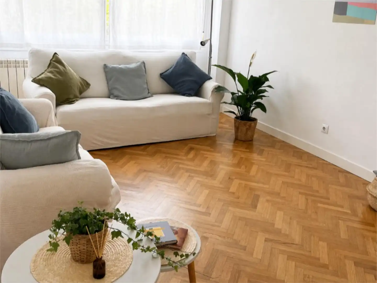 Piso en venta en Calle de Francisco Largo Caballero, 58, Norte Sala de estar de Piso en venta en Alcobendas con Terraza y Piscina