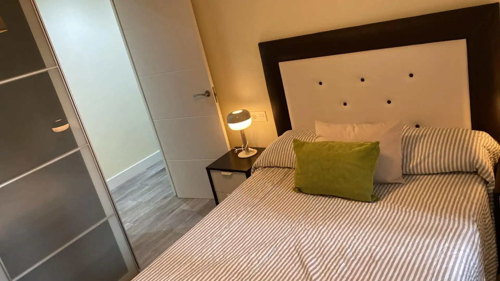 Habitación de Apartamento de alquiler en Bilbao  con Calefacción y Amueblado