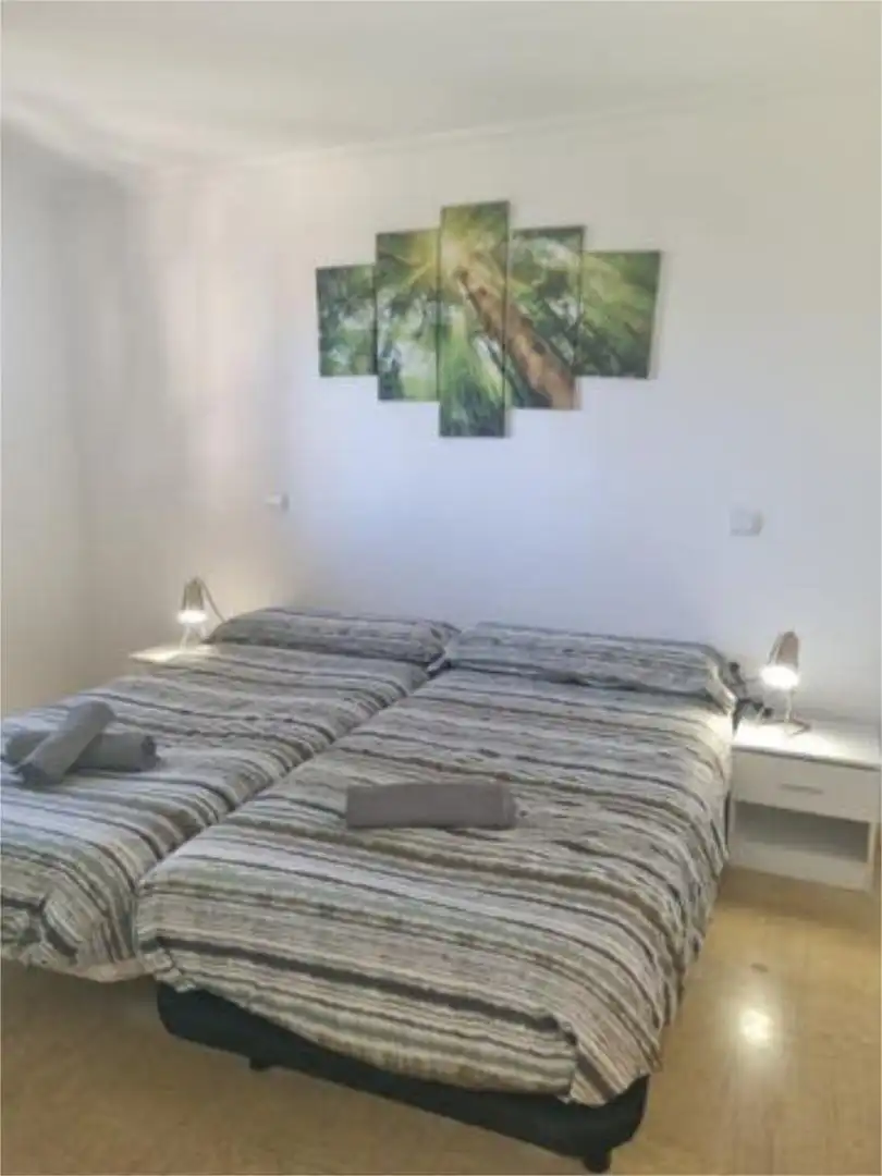Habitación de Apartamento de alquiler en Benidorm con Jardín privado, Piscina y Amueblado