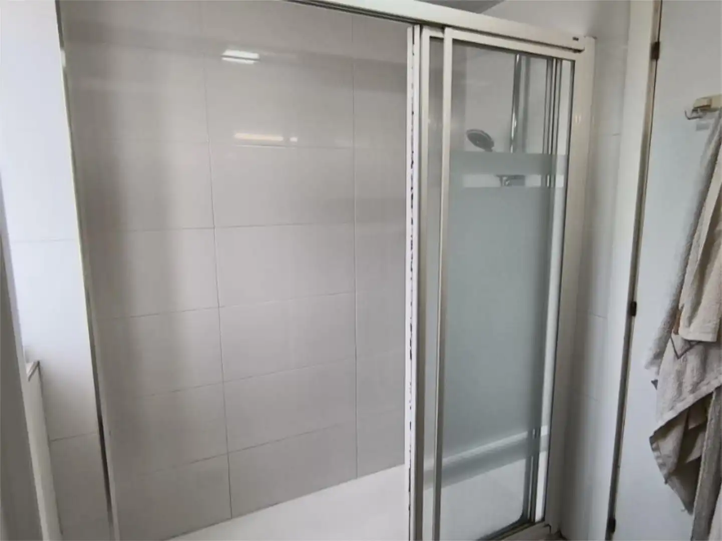 Baño de Piso para compartir en L'Hospitalet de Llobregat con Calefacción, Amueblado y Parking comunitario