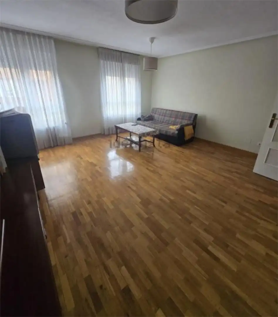 Sala de estar de Piso de alquiler en León Capital  con Calefacción, Parquet y Amueblado