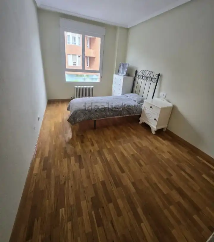 Pis de lloguer a Avenida San Juan de Sahagún, 24, San Mamés - La Palomera Dormitori de Pis de lloguer en León Capital amb Calefacció, Parquet i Moblat