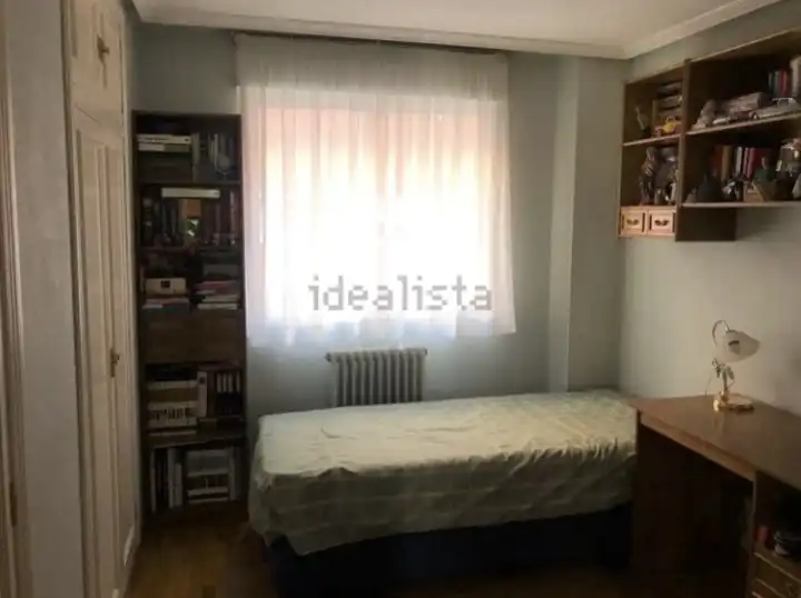 Pis de lloguer a Avenida San Juan de Sahagún, 24, San Mamés - La Palomera Dormitori de Pis de lloguer en León Capital amb Calefacció, Parquet i Moblat