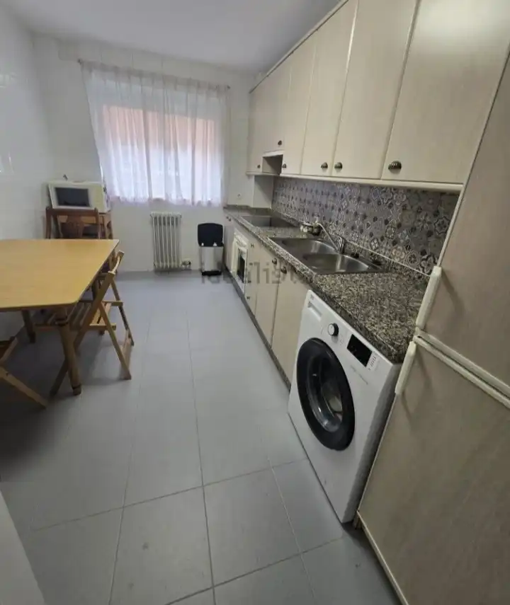 Pis de lloguer a Avenida San Juan de Sahagún, 24, San Mamés - La Palomera Cuina de Pis de lloguer en León Capital amb Calefacció, Parquet i Moblat