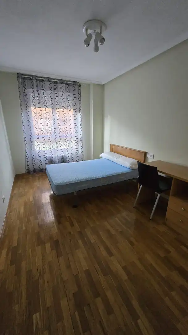Pis de lloguer a Avenida San Juan de Sahagún, 24, San Mamés - La Palomera Dormitori de Pis de lloguer en León Capital amb Calefacció, Parquet i Moblat