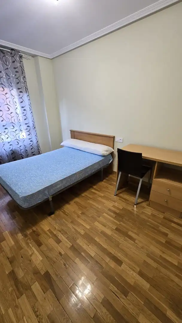 Pis de lloguer a Avenida San Juan de Sahagún, 24, San Mamés - La Palomera Dormitori de Pis de lloguer en León Capital amb Calefacció, Parquet i Moblat