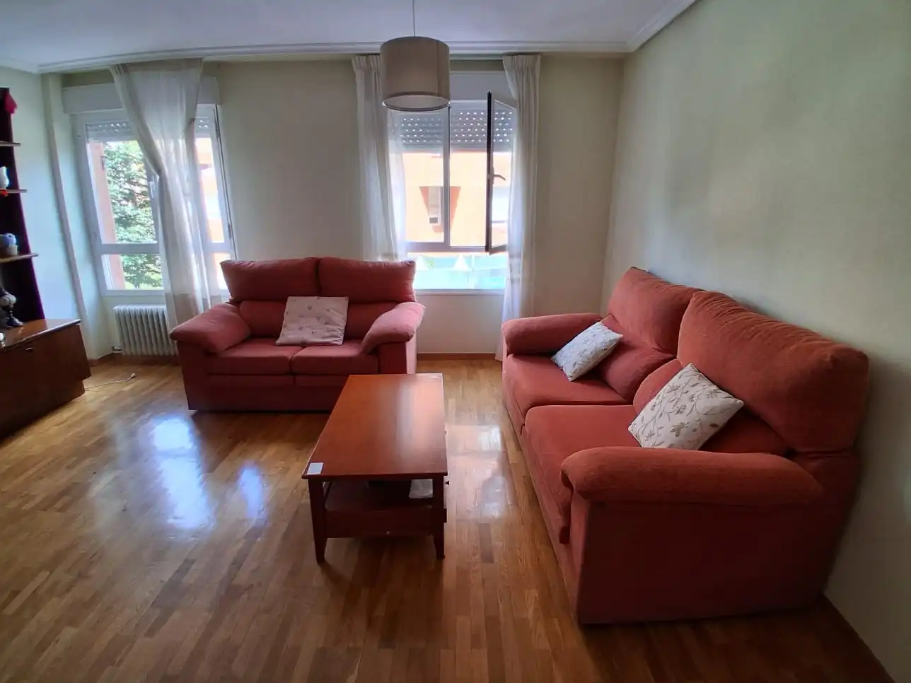 Pis de lloguer a Avenida San Juan de Sahagún, 24, San Mamés - La Palomera Sala d'estar de Pis de lloguer en León Capital amb Calefacció, Parquet i Moblat