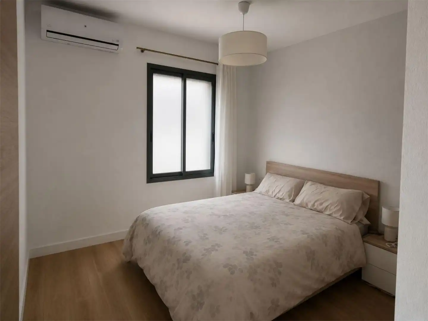 Piso en venta en Calle Turia, 19, Centro - Barriada Mallorca Habitación de Piso en venta en Camas con Aire acondicionado