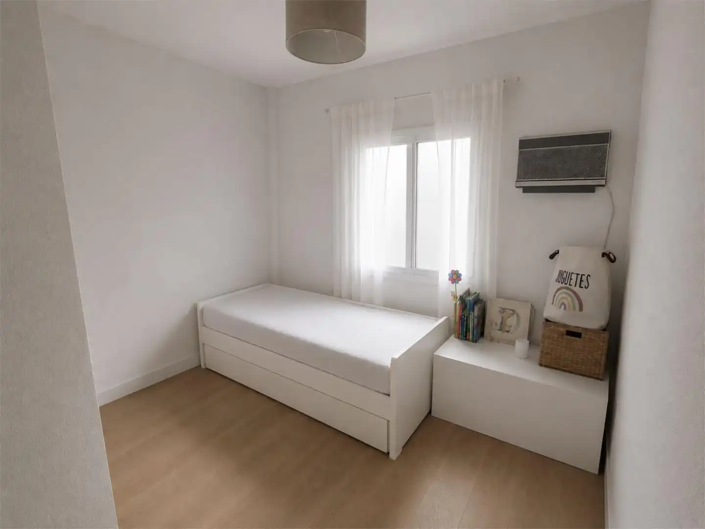 Piso en venta en Calle Turia, 19, Centro - Barriada Mallorca Habitación de Piso en venta en Camas con Aire acondicionado