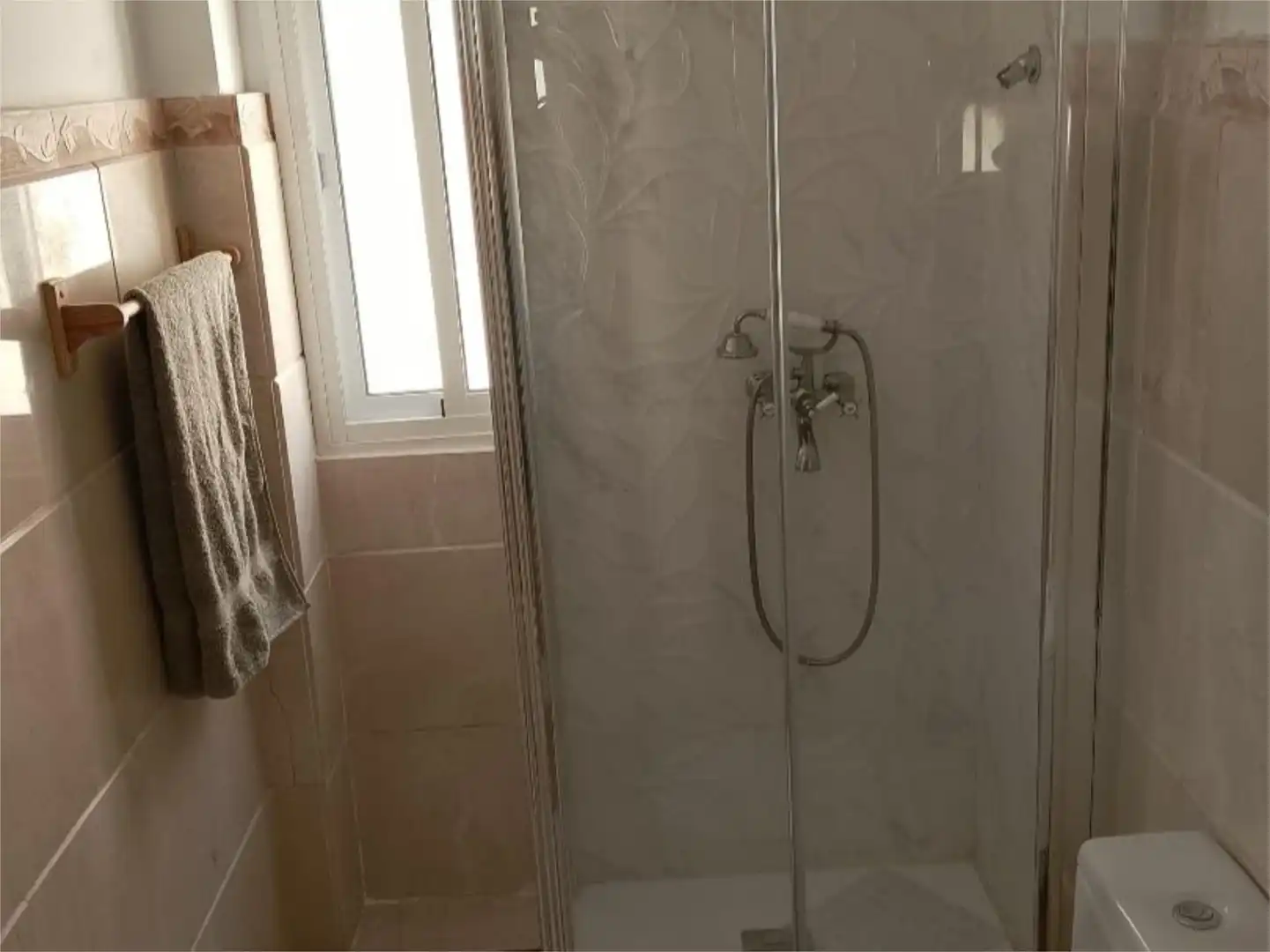 Baño de Dúplex de alquiler en Estepona con Aire acondicionado, Calefacción y Amueblado