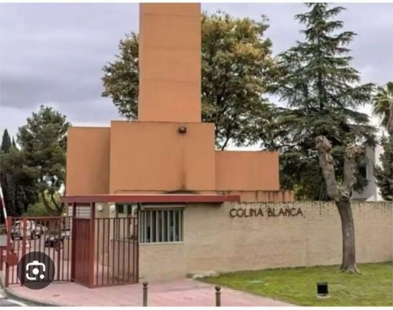 Casa adosada en venda a Hacienda - La Cartuja Vista exterior de Casa adosada en venda en Tomares amb Calefacció, Jardí privat i Terrassa