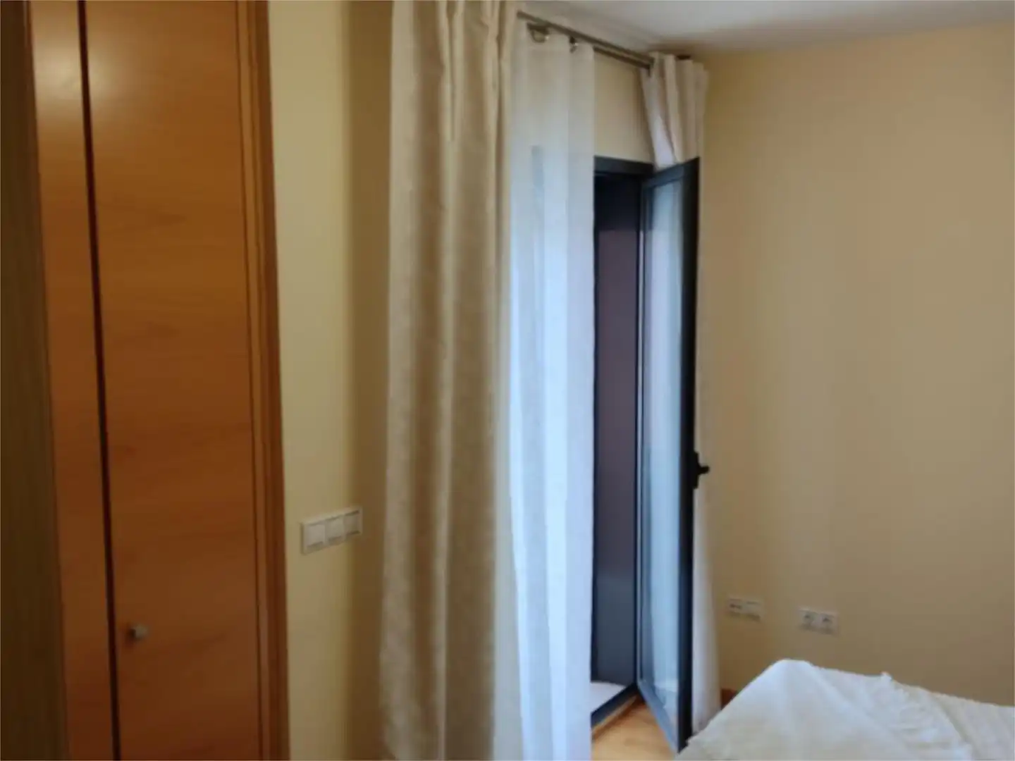 Piso en venta en Carrer Poeta José Agustín Goytisolo, 12, Casas Verdes Habitación de Piso en venta en Paterna con Aire acondicionado, Terraza y Piscina