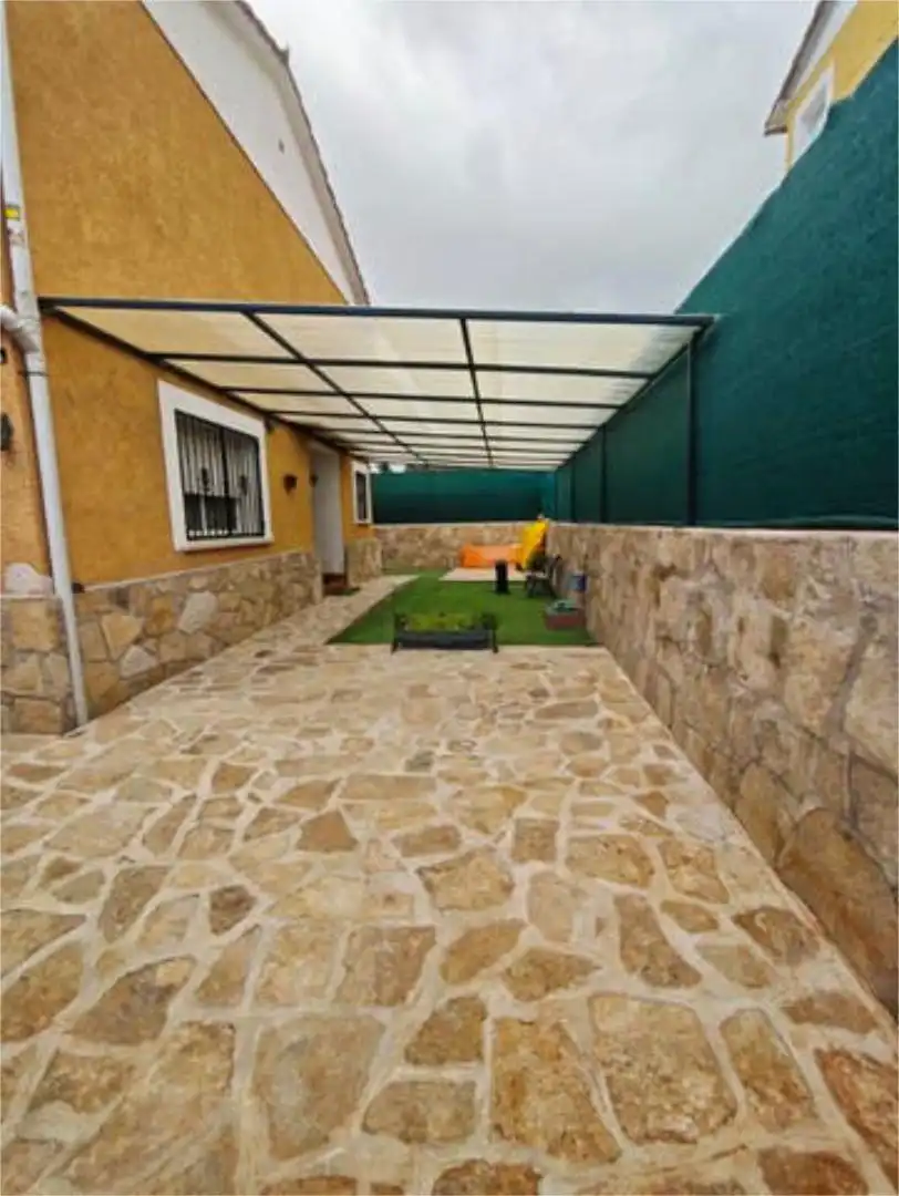 Einfamilien-Reihenhaus zum Verkauf in Valdemaqueda Terrasse von Einfamilien-Reihenhaus zum Verkauf in Valdemaqueda mit Heizung, Privatgarten und Terrasse